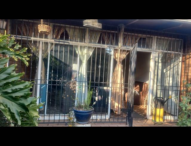 2 BEDROOM APARTMENT FOR SALE IN SPRINGS CENTRAL